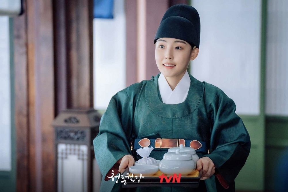 全少妮在《青春月譚》女扮男裝面目清秀。