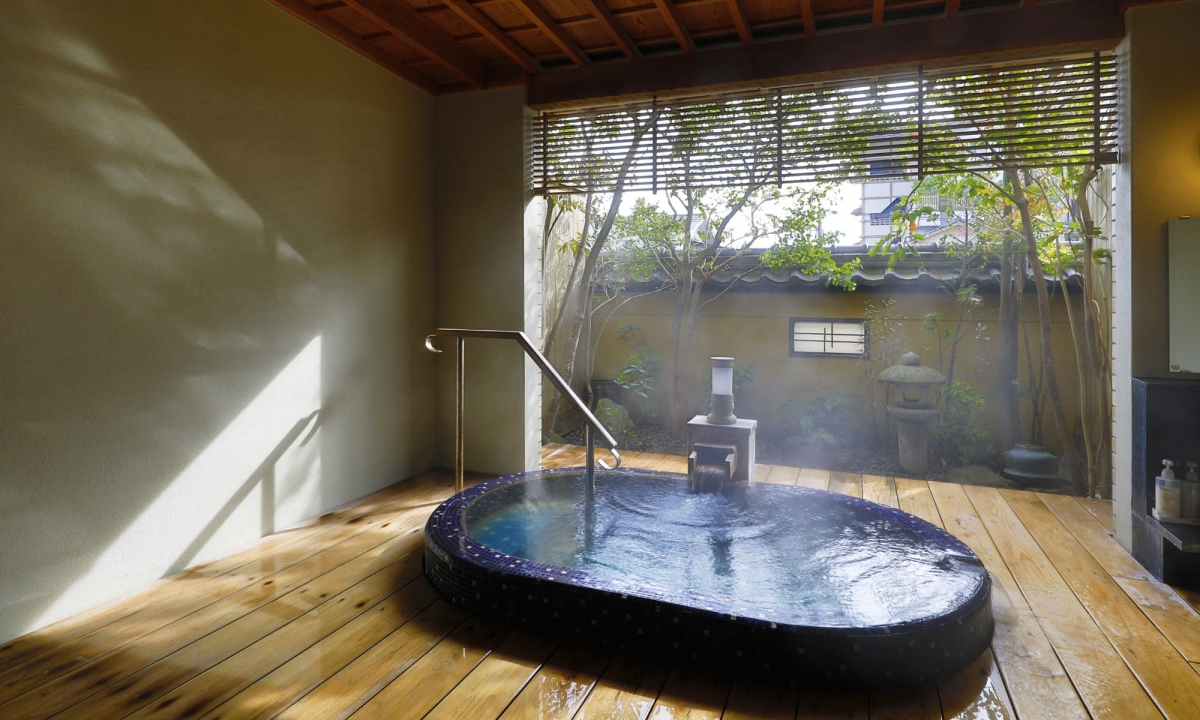 這是一個具有夢幻般外觀的石頭浴池，可以想像出錦江灣的藍色大海