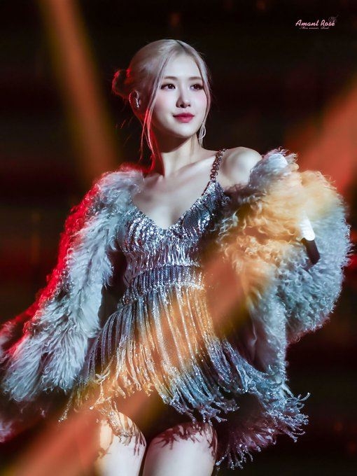 Rose在舞台上熱力四射的模樣充滿光彩。