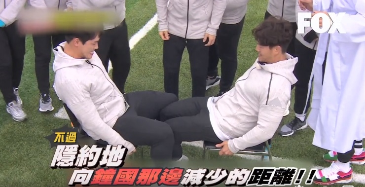 尹誠彬和金鐘國的腿力對戰緊張到令人捏把冷汗。