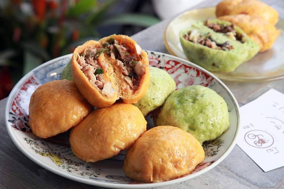 「草包生煎」店裡的「酒肉穿腸過」、「佛祖心中留」名字令人玩味。