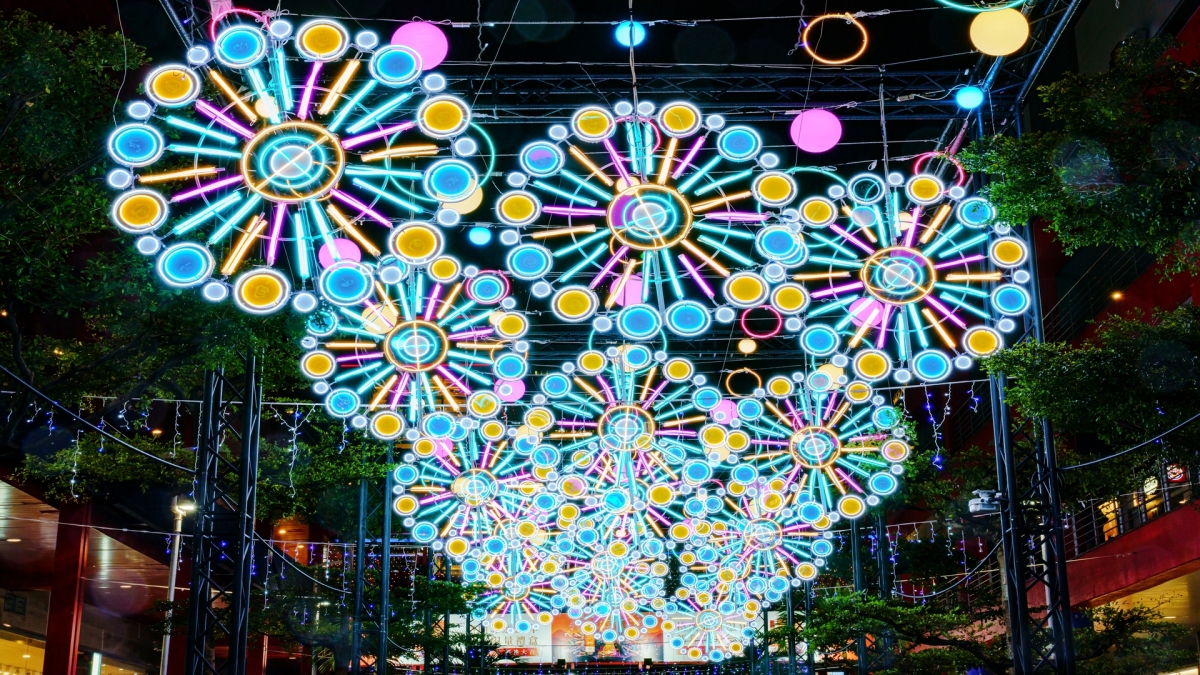 光之輪位於信義香提大道行人徒步區