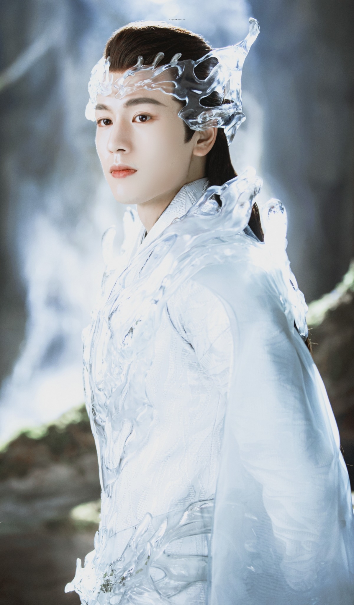 挺鼻朱唇、清新俊逸的張凌赫，模樣詮釋起《蒼蘭訣》長珩仙君自帶天使光芒。