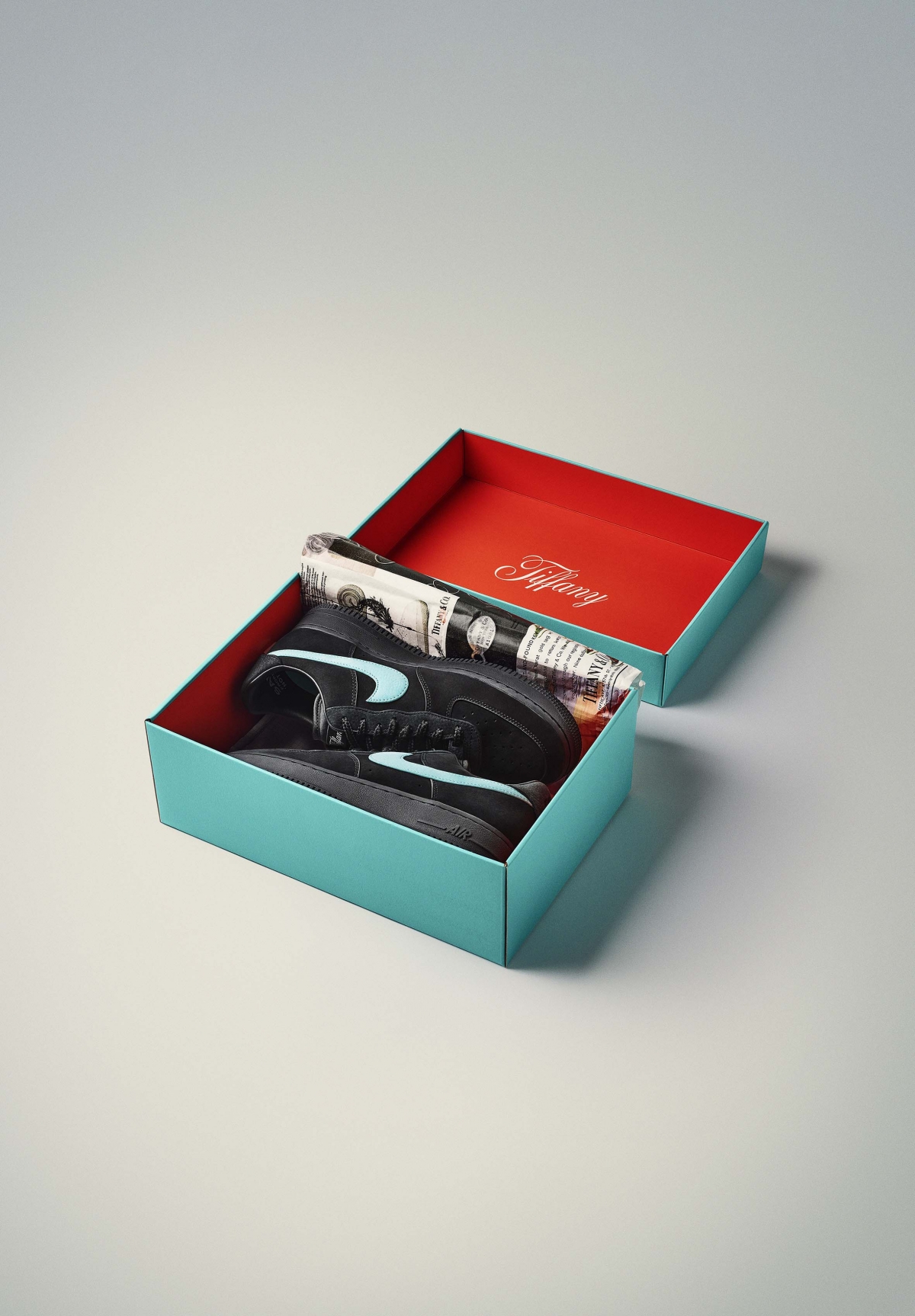 Tiffany & Co.攜手Nike打造傳奇鞋款Nike x Tiffany & Co. Air Force 1 1837, 建議售價$400美元 。