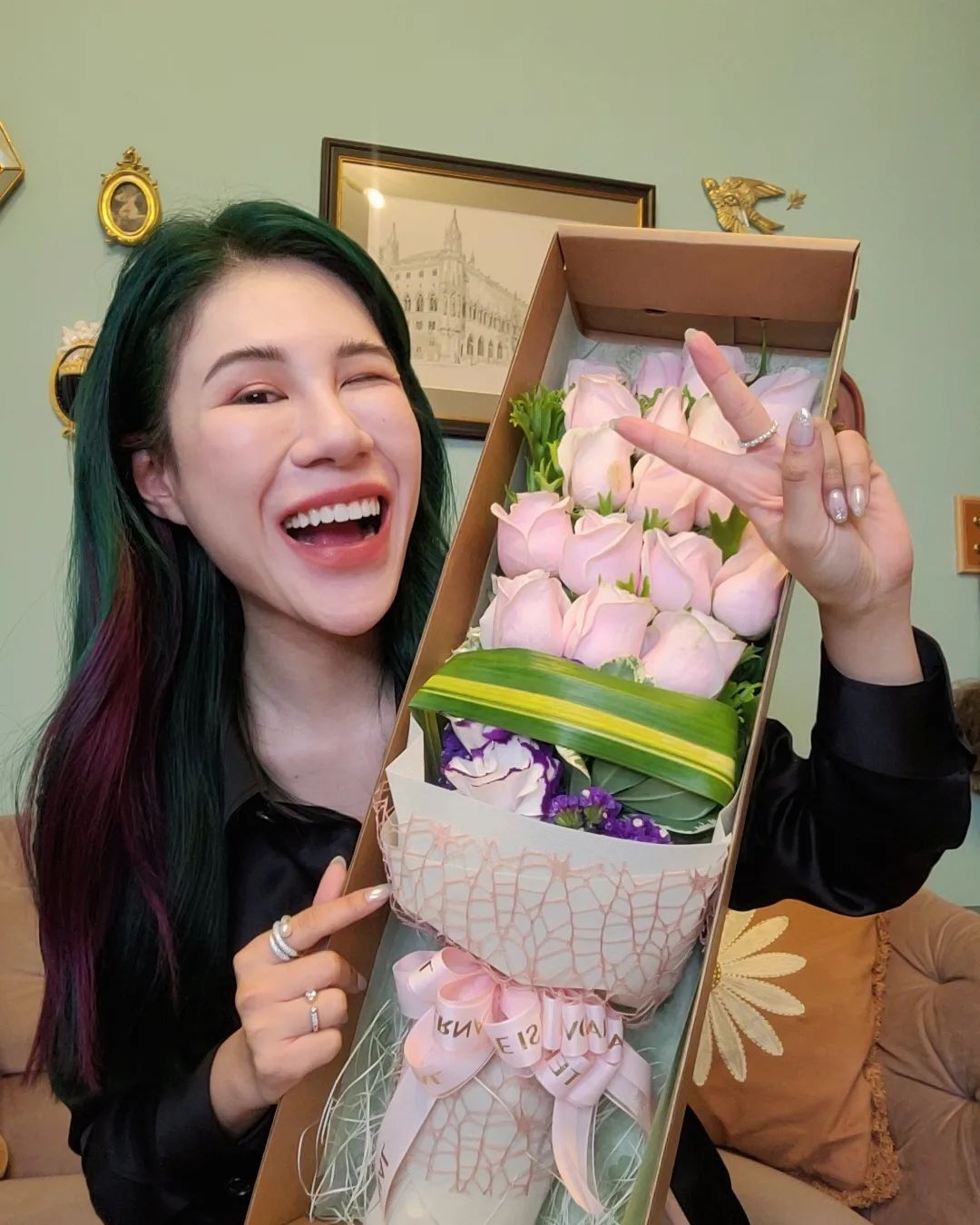 丹妮婊姐兩週前收到男友準備的「三周年花束」！