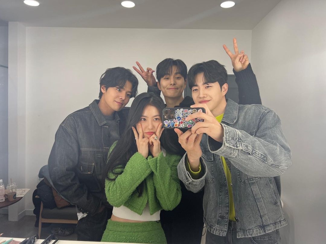 《花書生熱愛史》辛叡恩、厲雲、姜勳、鄭乾柱私下自拍的模樣相當可愛。