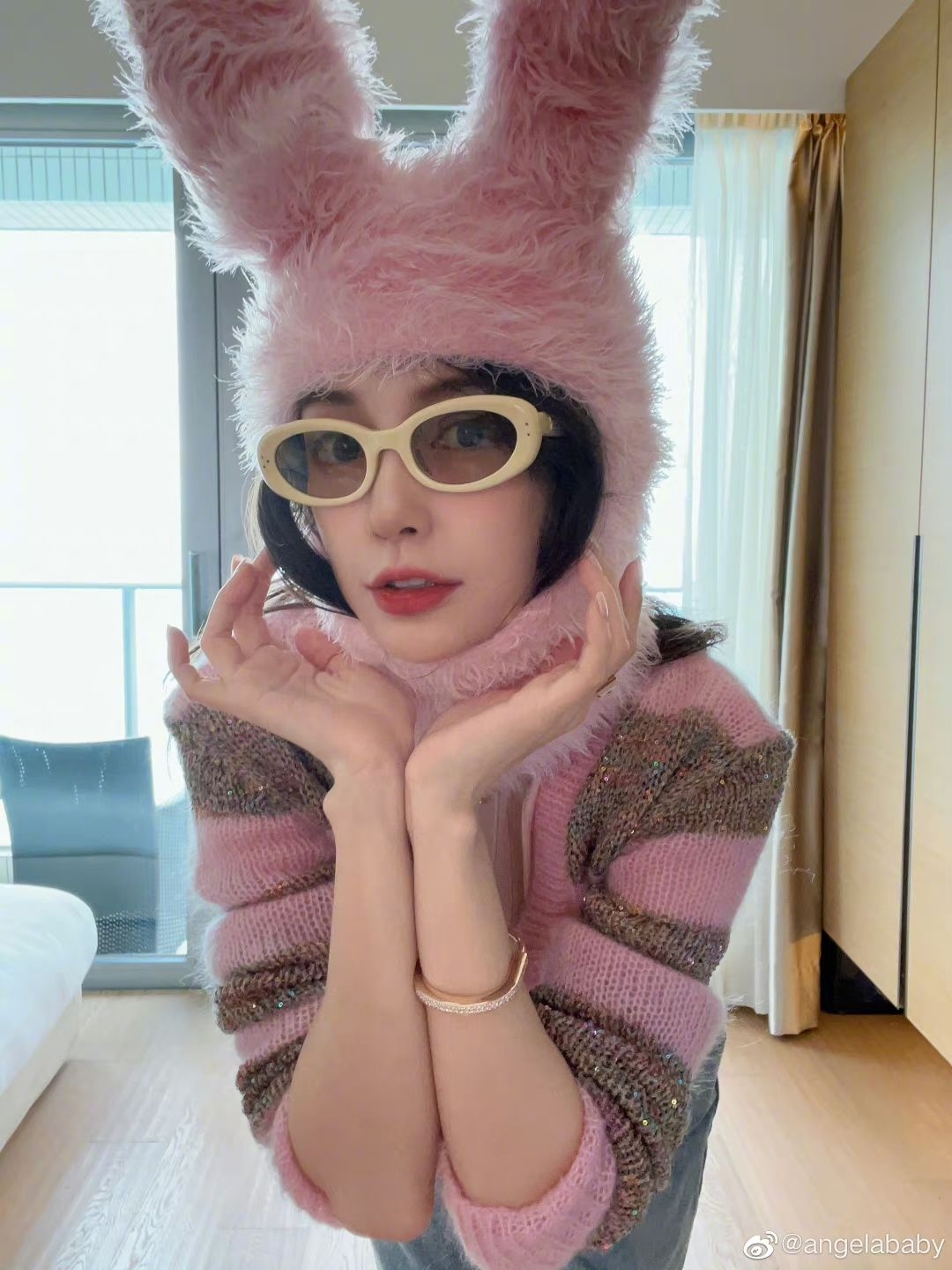 Angelababy在農曆春節期間以與Jennie同款的兔子頭套現身向大家拜年。