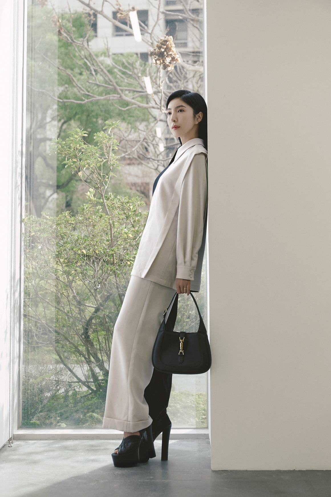 黑色Jackie 1961小型肩揹包襯托楊謹華內斂氣質