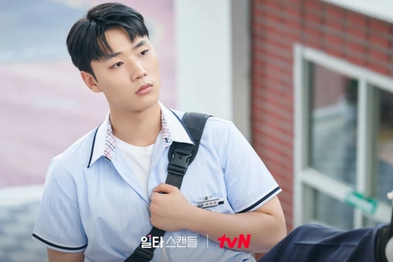 李敏載飾演徐建宇