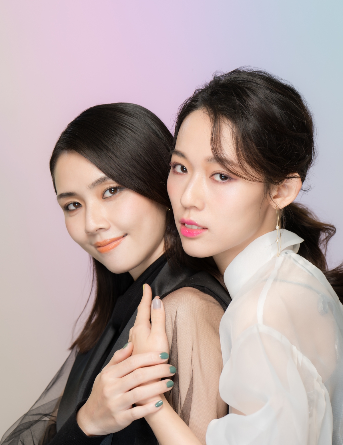 模特兒眼妝使用色: (左) SUQQU晶采盈緻眼彩盤#12胡桃染／(右) SUQQU晶采盈緻眼彩盤#122春風染(限定) 各NT2,600