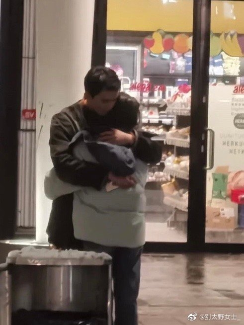 拍攝現場吳磊將趙今麥抱在懷中。