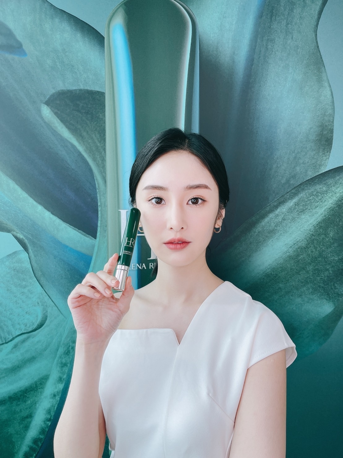 HR赫蓮娜 植萃綠寶舒緩亮眼霜 15ml，NT$4,100