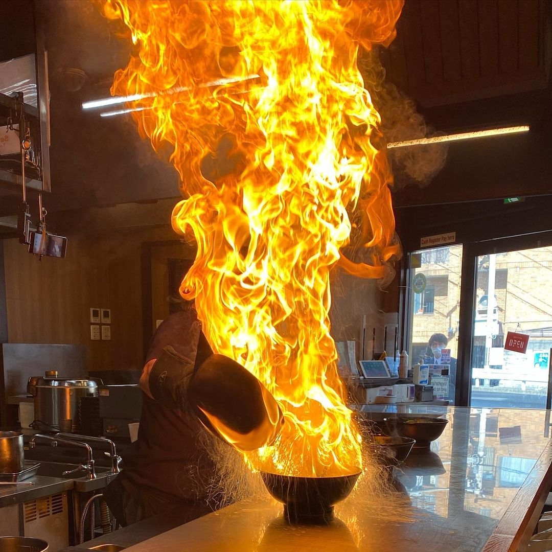 熱油焦下的那一刻火焰直沖天際。