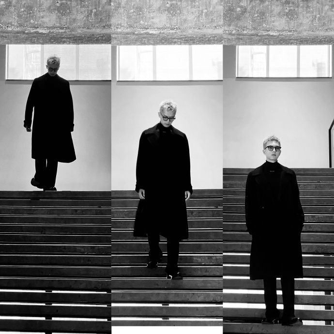 李現穿著性格黑大衣,看上去相當高冷酷帥。