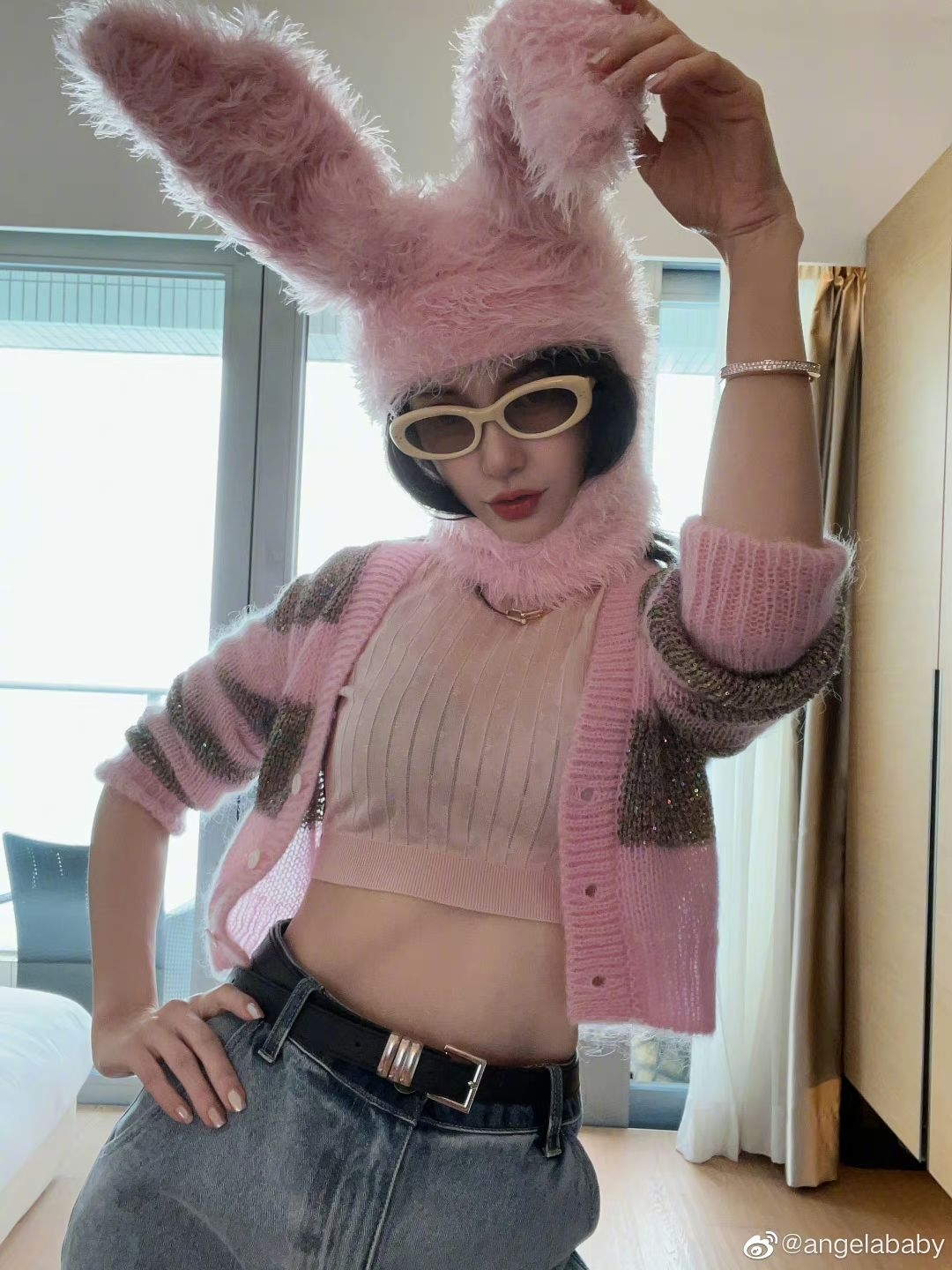 與粉色兔子頭套同樣吸睛的是Angelababy的小蠻腰。
