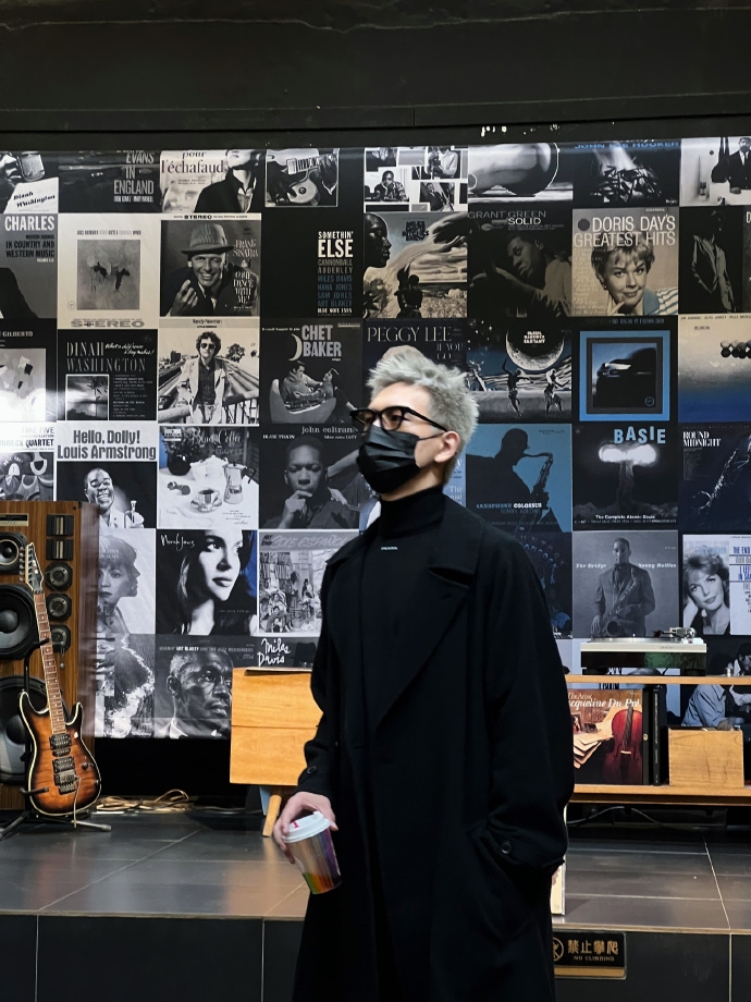 潮流感十足的銀灰色新髮型讓李現看起來更加有型。