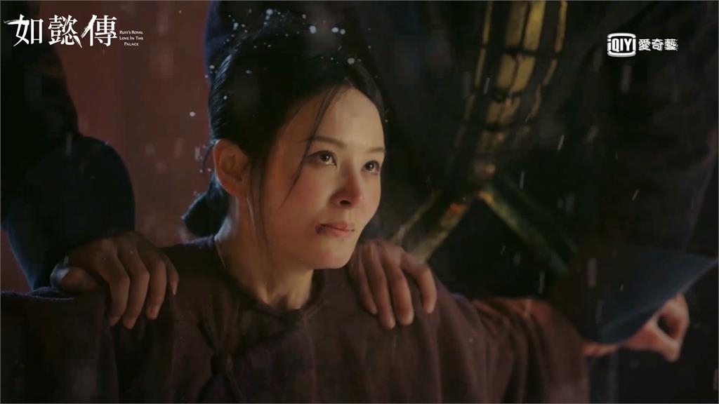 「阿箬」被拆穿後跪在雪地上被如懿責罰，這一幕是劇中的名場面。