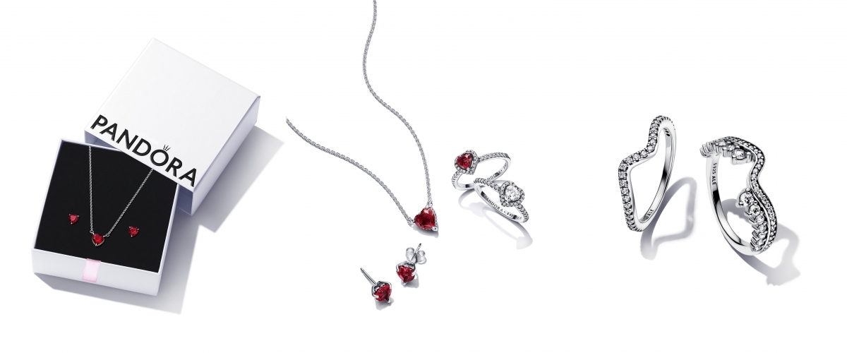 【Pandora Timeless】璀璨之心光環吊墜短項鏈NT$3,280;紅心針式耳環NT$2,480;鮮明紅心戒指NT$2,880;璀璨波浪紋戒指_NT$1,580;璀璨不規則波浪紋戒指NT$2,880