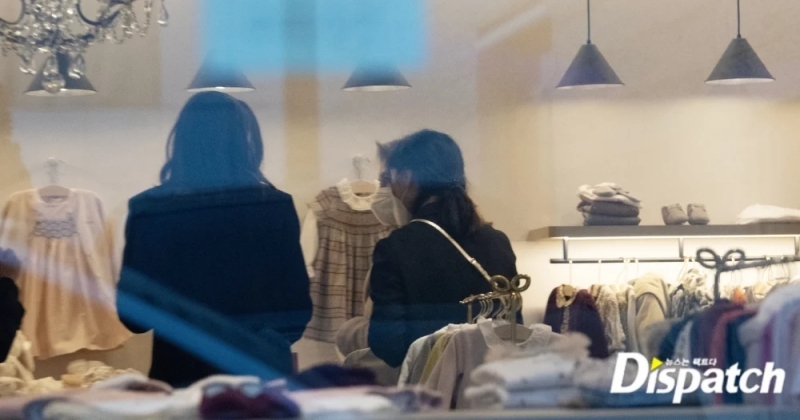 凱蒂與母親一起去逛嬰兒用品店