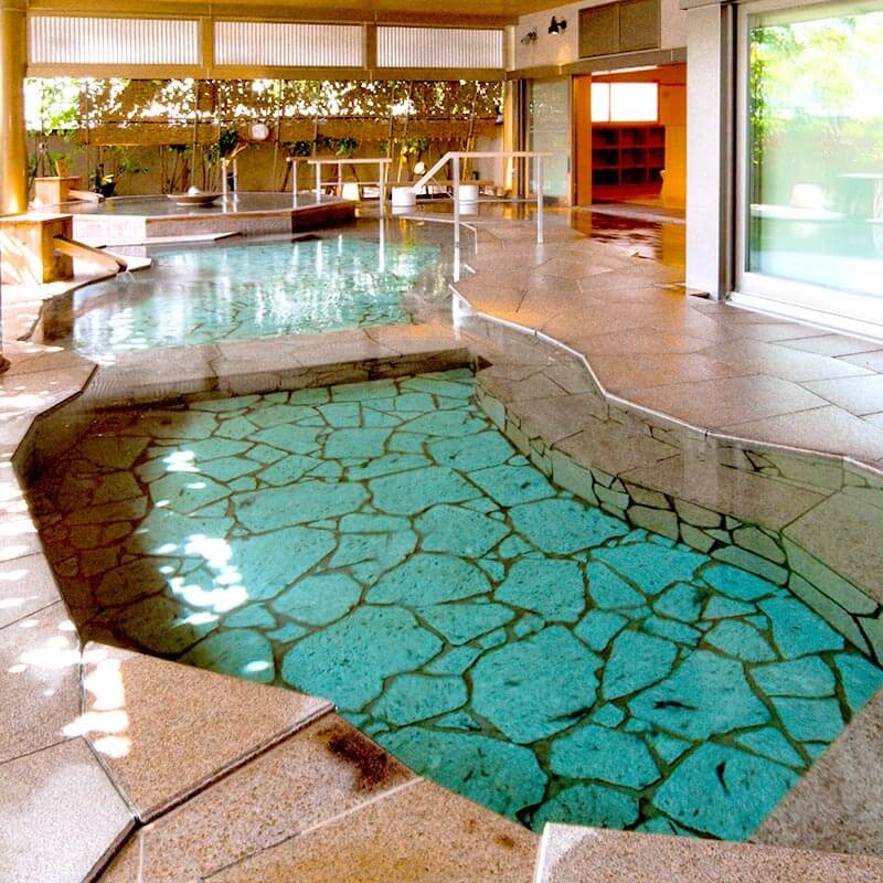 湯之國天祥的入浴時間會依男女不同輪換， 來賓可在三個風格迥異的大浴場享受兩處泉量豐富的泉源。