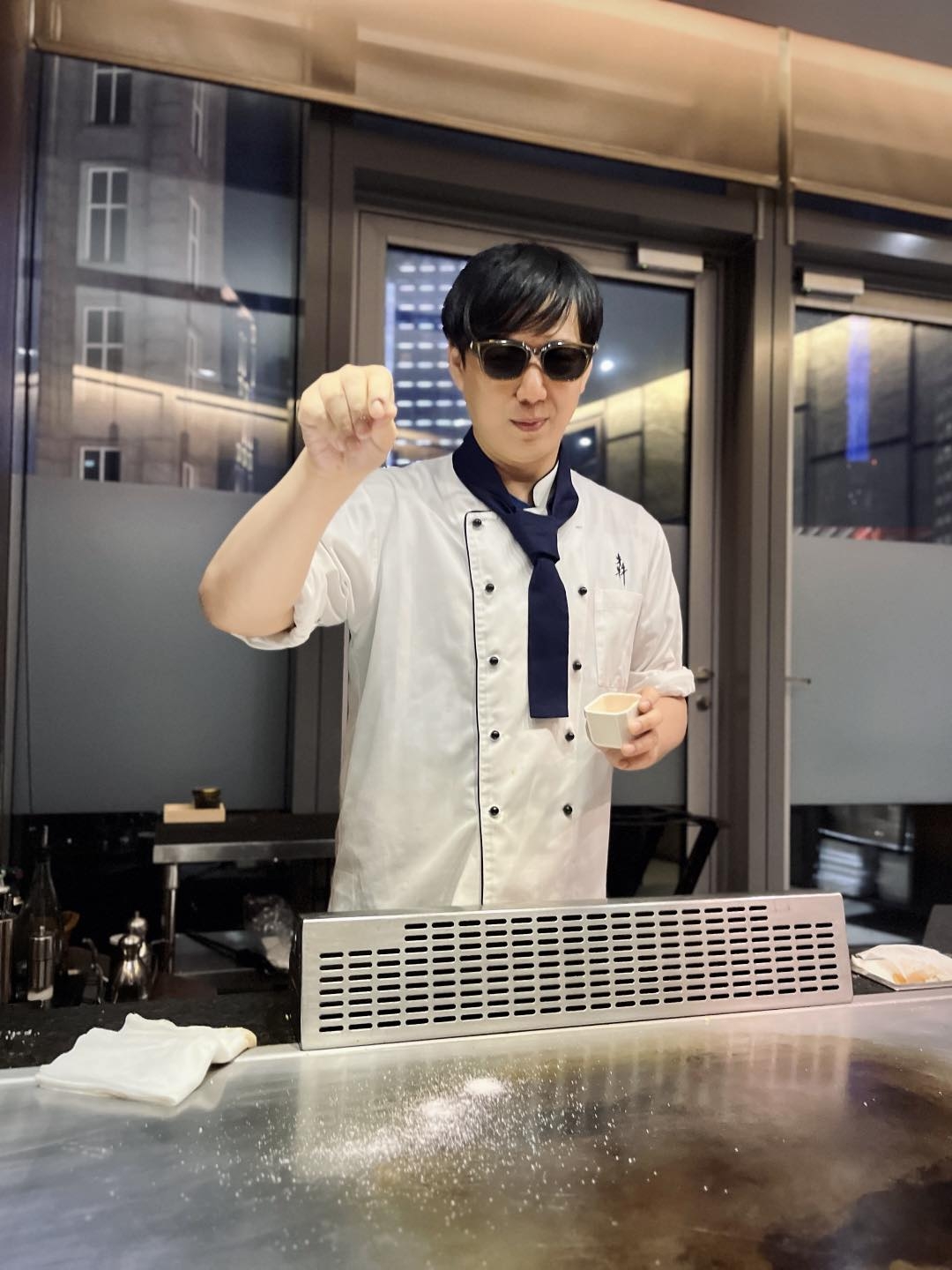 蕭煌奇開自己玩笑變身鐵板燒師傅,令網友跟著一起狂開地獄梗。