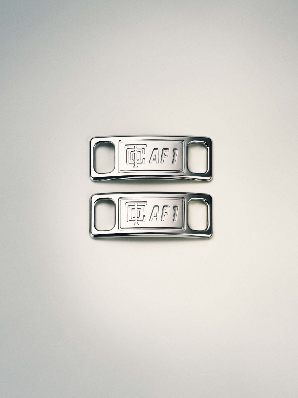 Nike x Tiffany & Co.限量版純銀配飾系列-鞋帶銘牌, 建議售價約$250美元至$475美元。