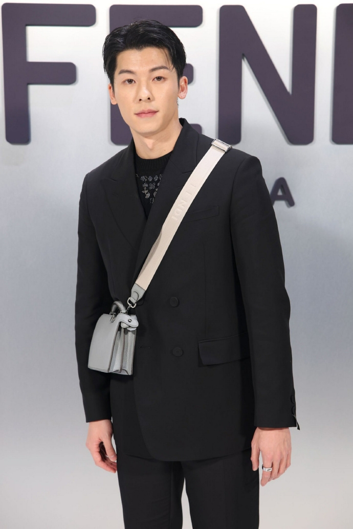 目前正值2023年秋冬時裝週的盛大時刻