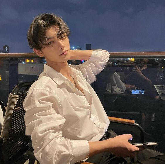 在面相學中「眼睛下三白」男生容易吃窩邊草、腳踏多條船