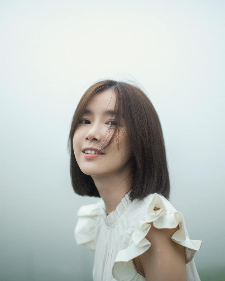 「童顏女神」李佳穎形象清新甜美,受到許多粉絲喜愛。