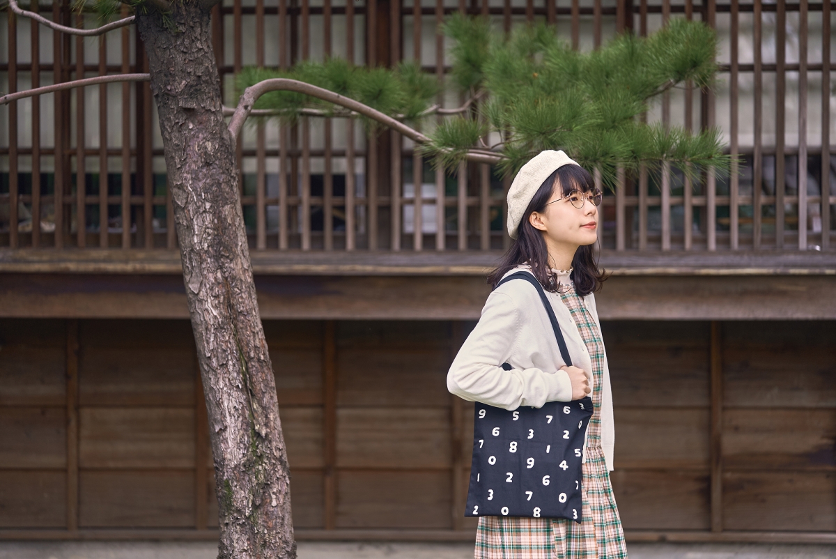 消費滿 $3,500 贈送的托特布包，設計選用 SOU·SOU 經典紋樣「十數」。