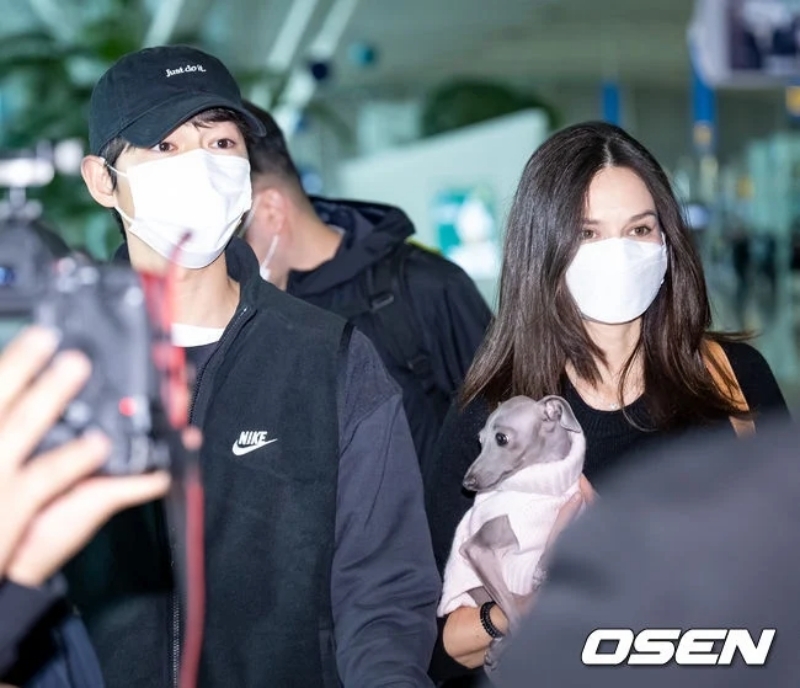 宋仲基與老婆凱蒂現身仁川機場
