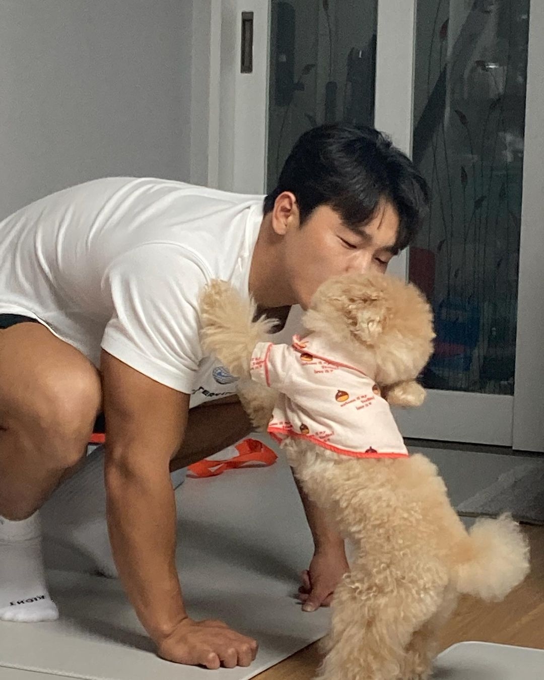 尹誠彬和愛犬親親的模樣讓人融化！