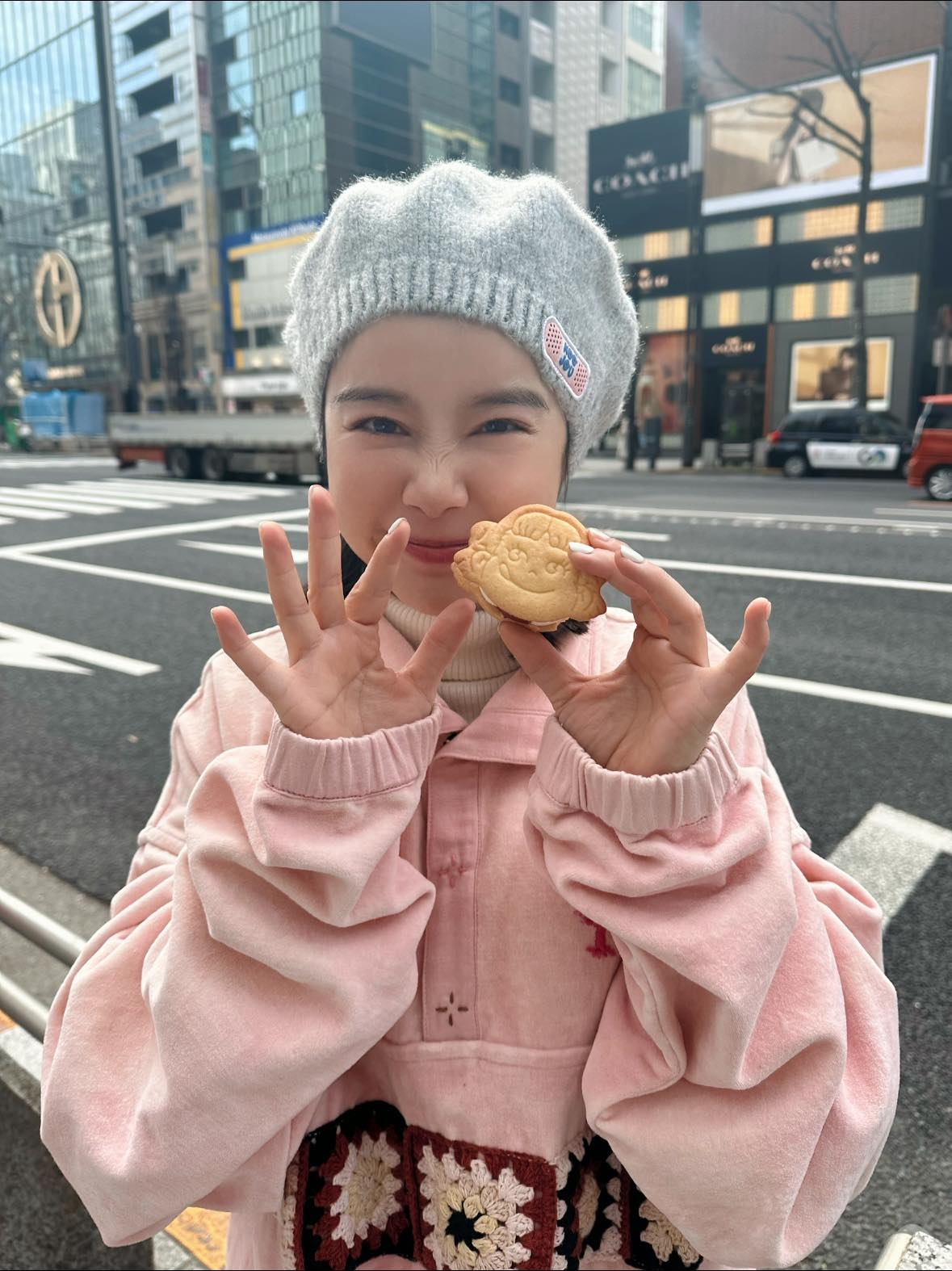 李佳穎生日這天,分享自己在日本街頭的可愛微笑美照,感謝大家祝她生日快樂。