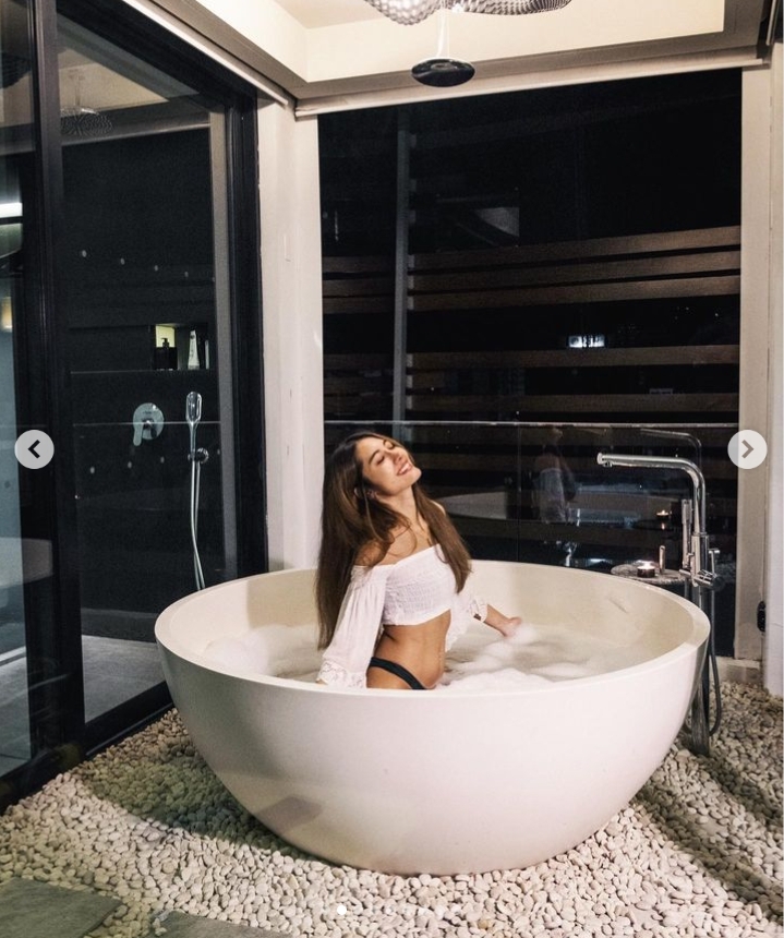 超大的Akyra套房浴缸