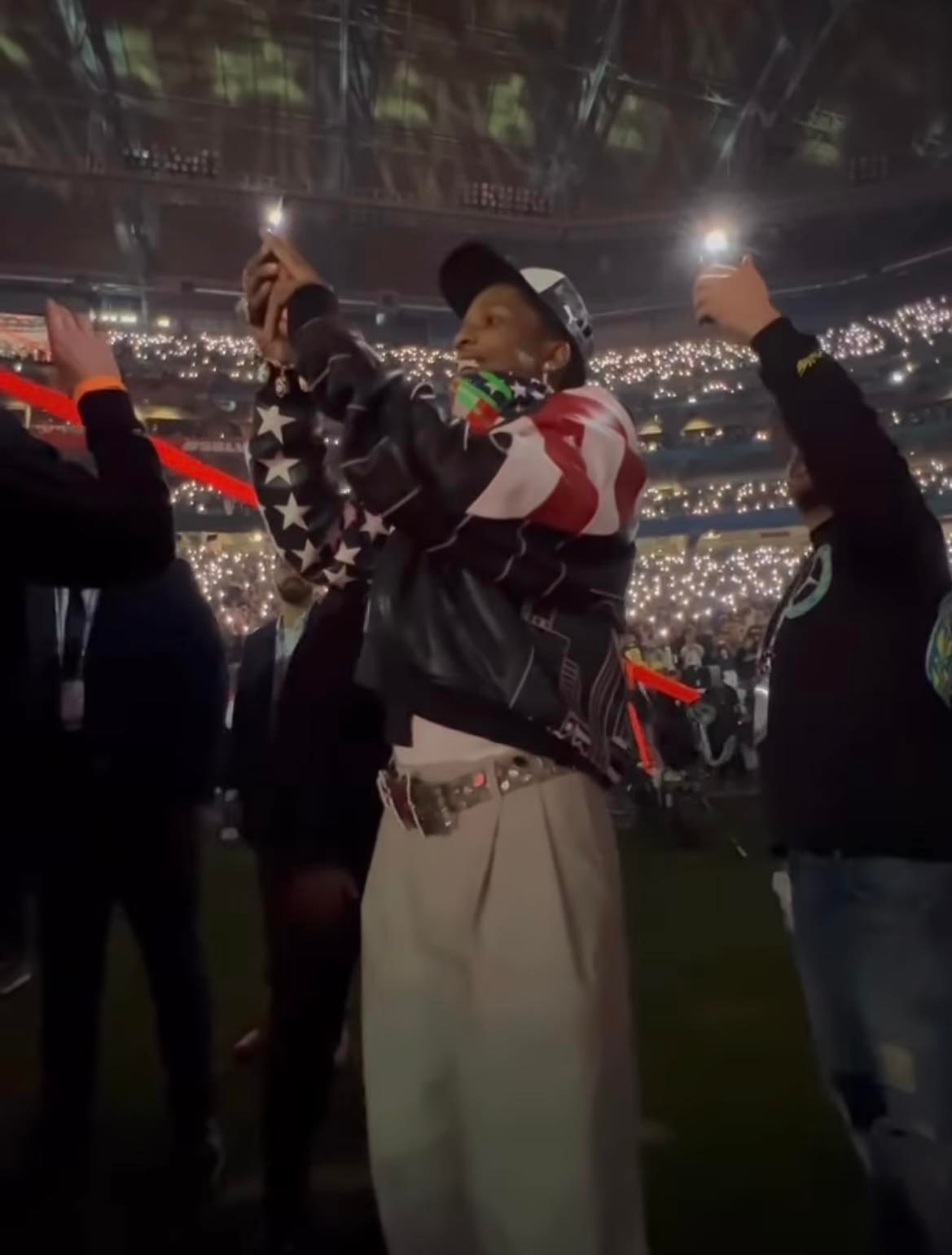 男友A$AP Rocky也站在場邊拿著手機開心的錄影為蕾哈娜加油打氣。