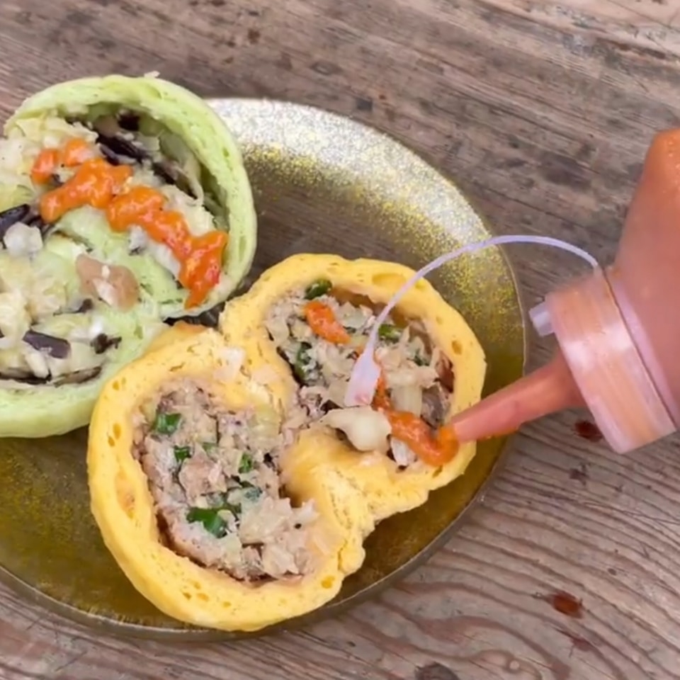 「草包生煎」店裡的蜜糖辣醬詢問度高。