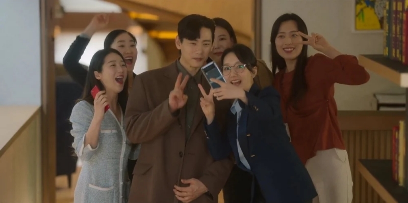 男主「南強豪」是個出道10年的巨星,是個三觀正心地善良的男生