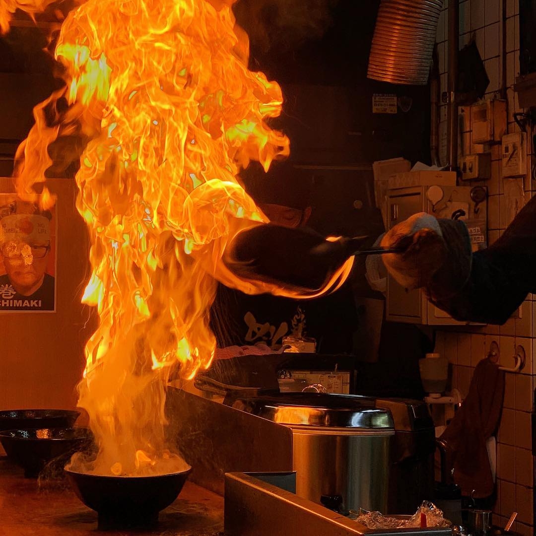 火焰直逼天花板,氣勢驚人。