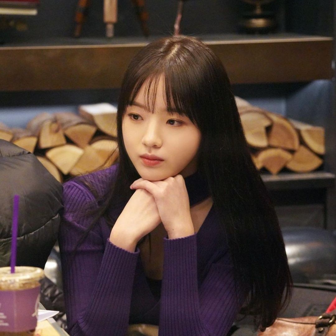 姜娜言在出道作品《Blind》同樣飾演女高中生。