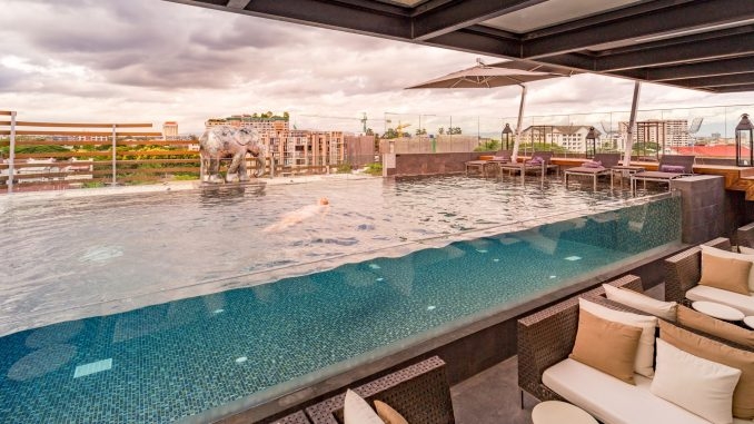 Akyra透明游泳池創造新的景點