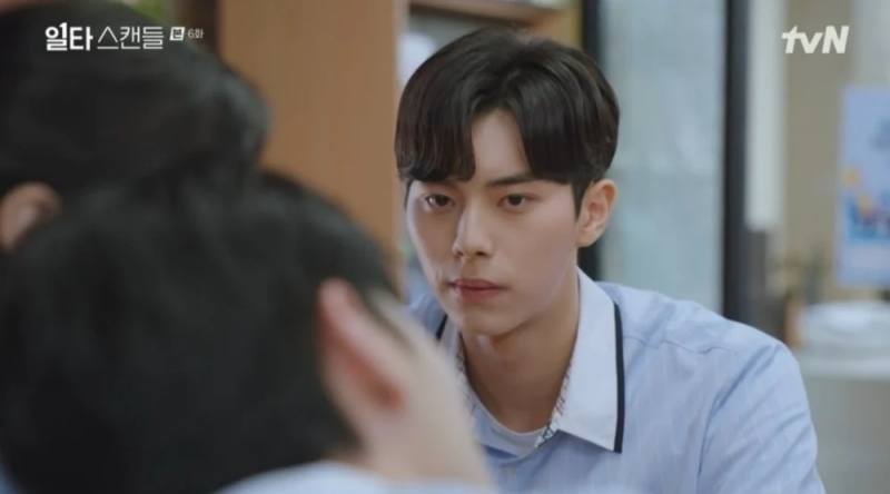 好可怕的眼神XD