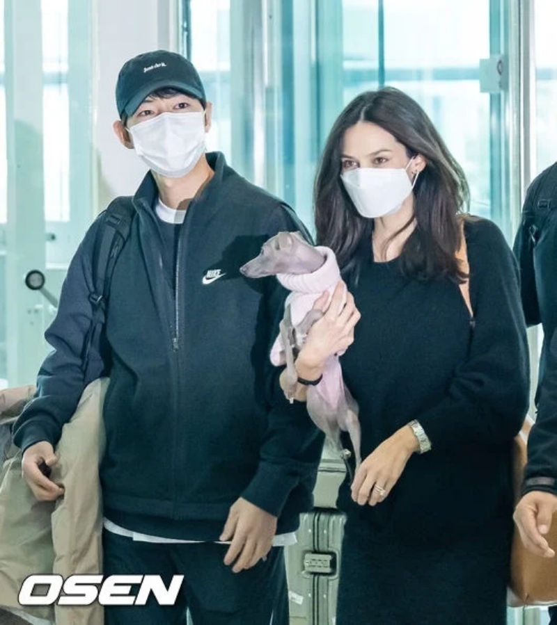 宋仲基與老婆凱蒂現身仁川機場