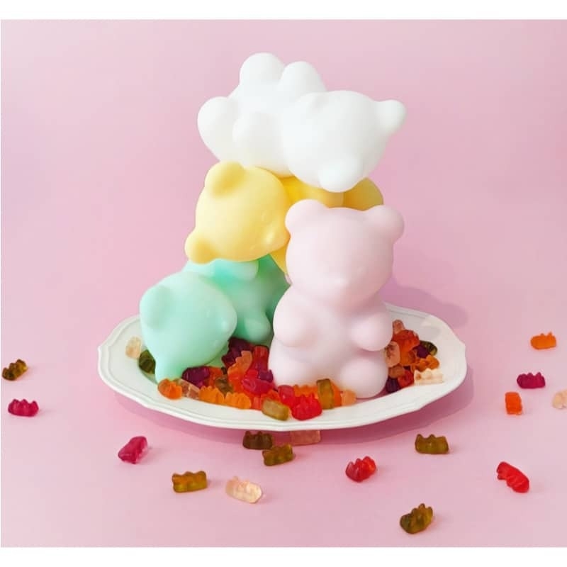 沒有開燈時,小熊軟糖夜燈也像是馬卡龍色一樣可愛