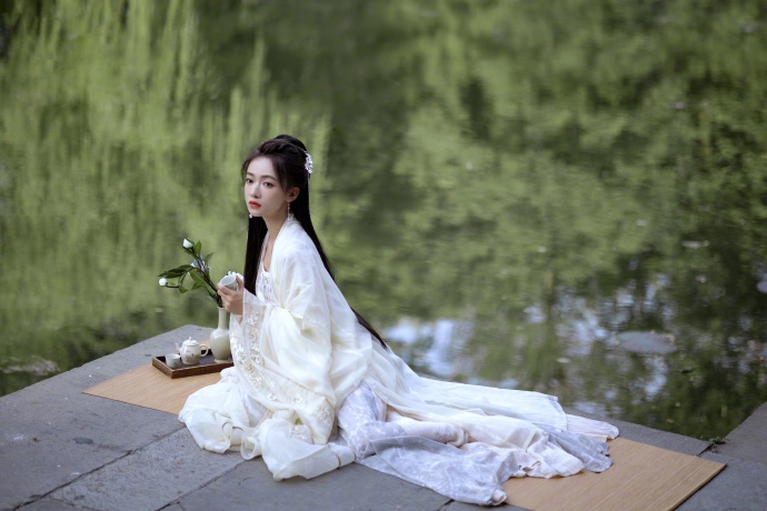 32歲吳謹言身高165公分非常纖瘦,給人柔弱單薄古裝美女的形象