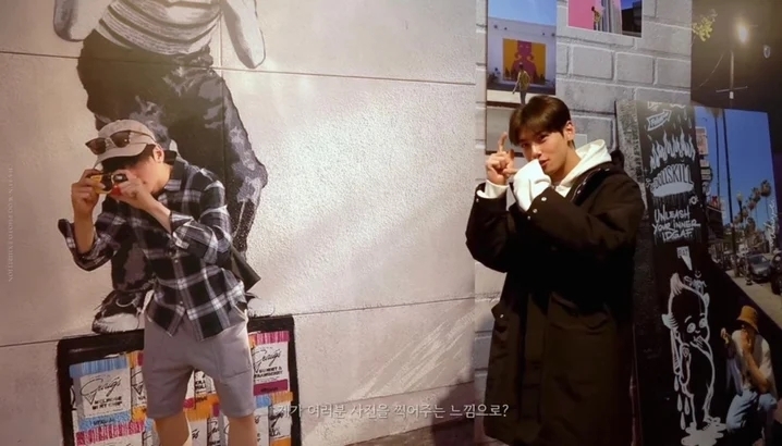 非常貼心的他還幫粉絲測量好攝影的最佳角度和燈光