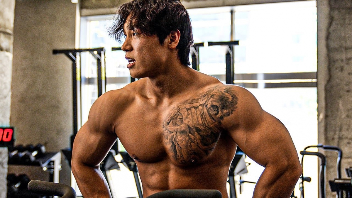 尹誠彬在自己的Youtube頻道教大家健身，引發許多迴響。