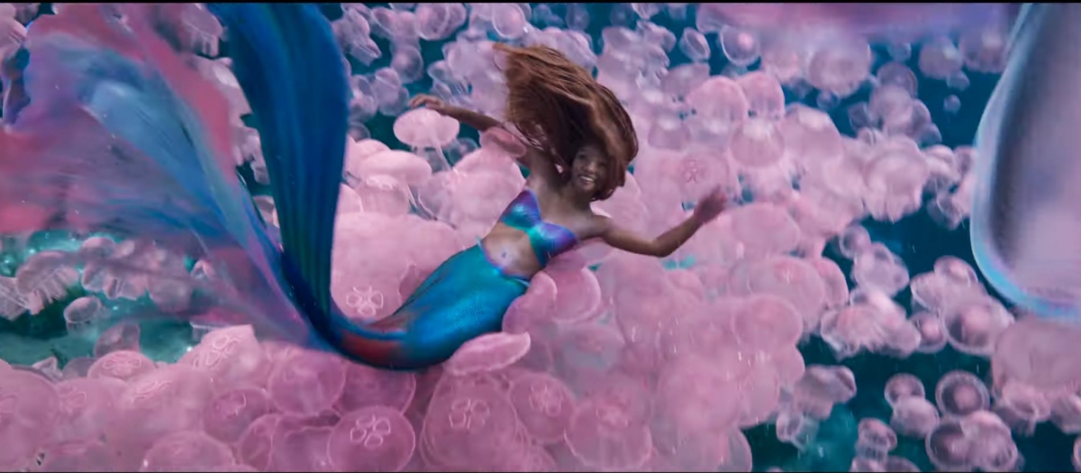 新版小美人魚Halle Bailey暢遊海底