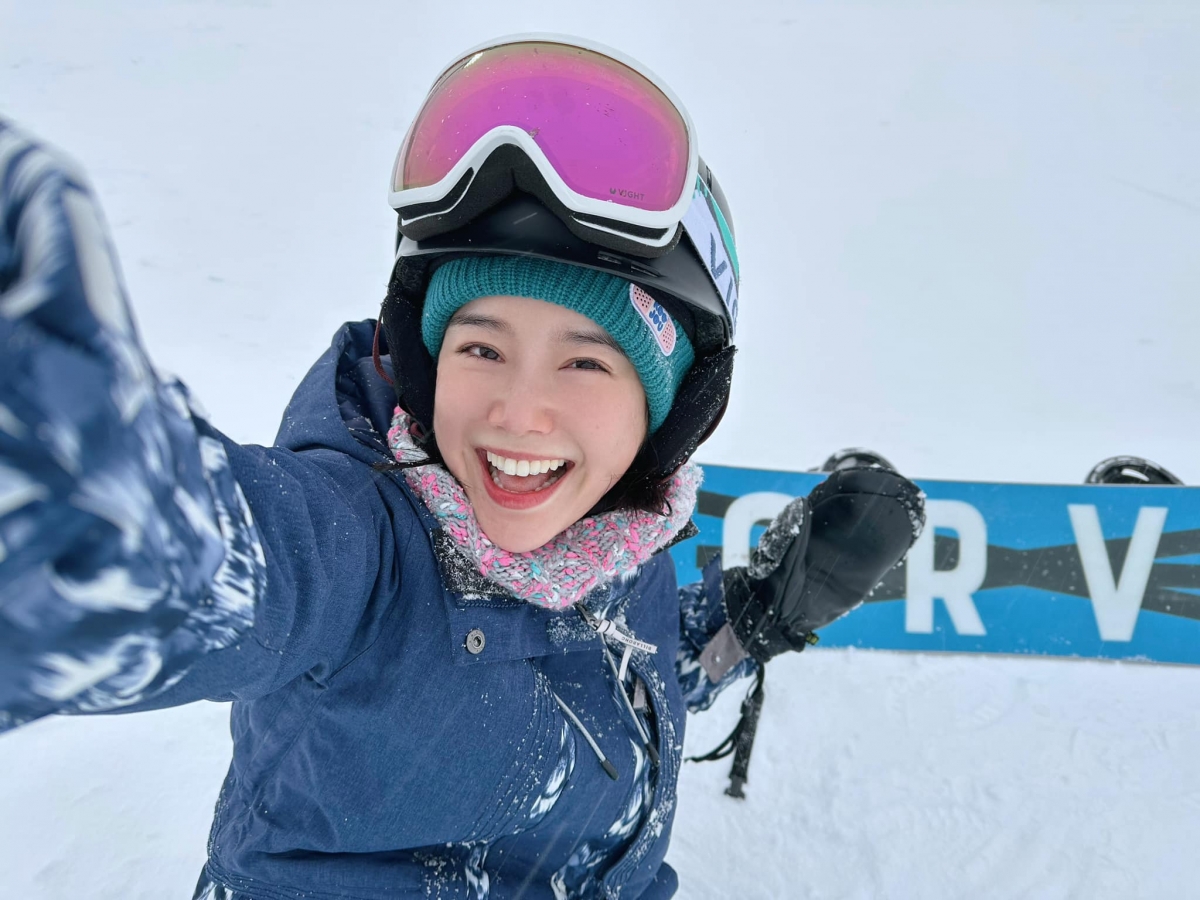李佳穎生日前夕在日本滑雪,露出燦爛微笑。