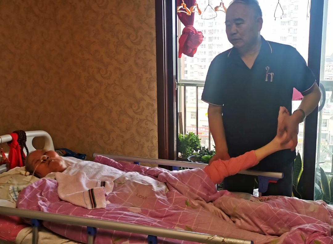 王爺爺每天為妻子按摩、翻身