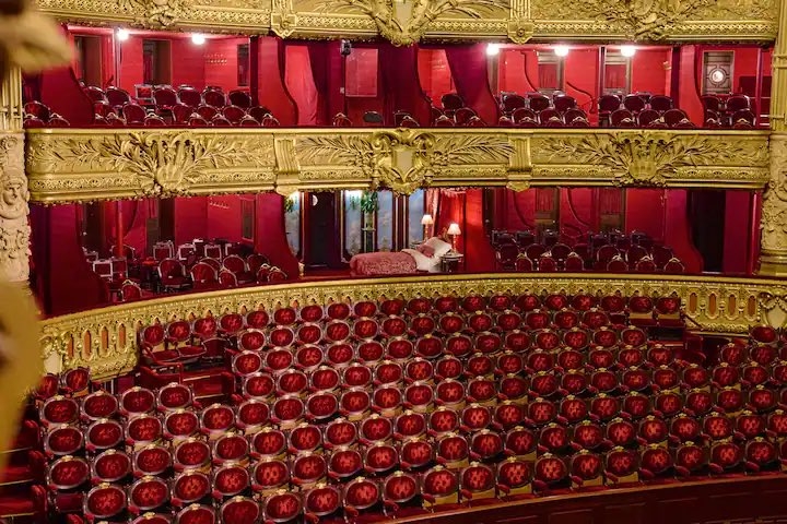 在擁有超過 350 年曆史的卡尼爾宮 (Palais Garnier) 體驗僅一晚的 VIP 座位體驗